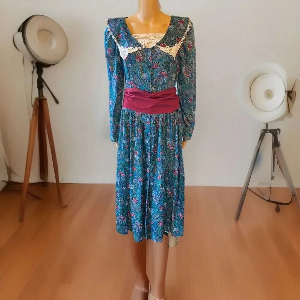 Vintage-Inspired Blue Paisley Midi Dress with Burgundy Waist Sash